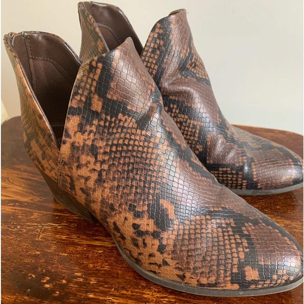 Low ankle boots